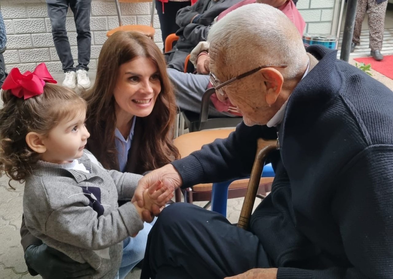 Manisa’nın Turgutlu ilçesinde düzenlenen etkinlikte üniversite öğrencileri ile huzurevi sakinleri