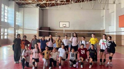 Germencik Belediyesinin kış kurslarında çocuklar, hareket eğitimi, voleybol ve basketbol