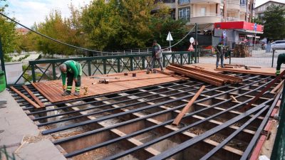 Gölbaşı Belediyesi, Osmanlı ve Selçuklu Parkı’ndan geçen kanalda temizlik çalışması