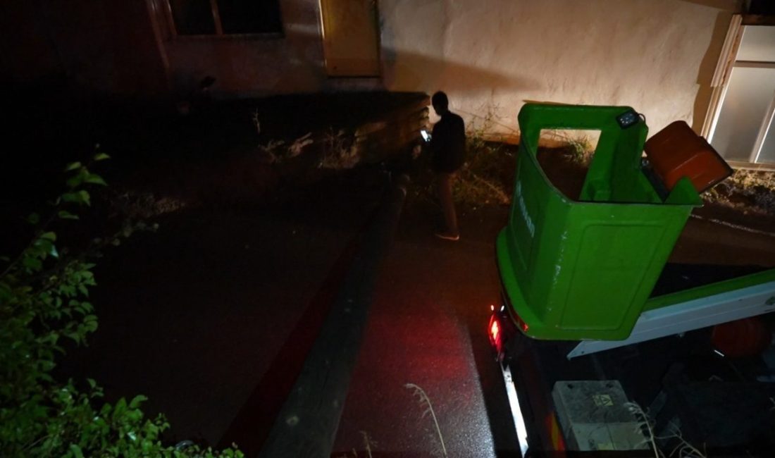 Gümüşhane’de elektrik direği müstakil bir evin bahçesine devrildi. Korku ve