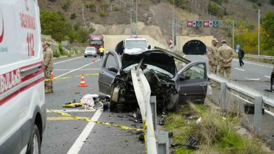 Gümüşhane’nin Mescitli köyü mevkiinde bir otomobilin bariyere saplandığı kazada 1