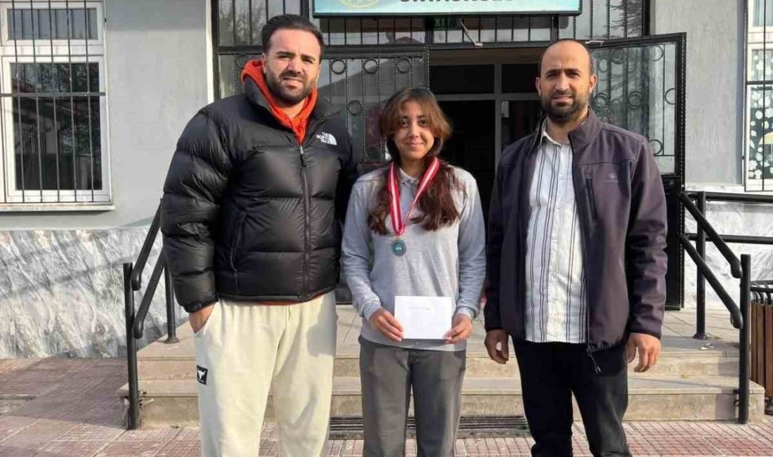 Afyonkarahisar’ın Bolvadin ilçesinde düzenlenen okullar arası atletizm yarışmaları büyük bir
