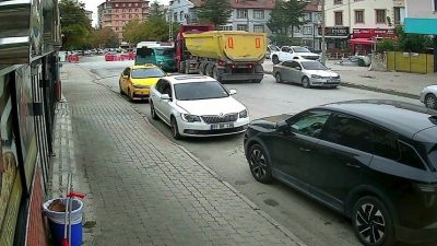 Konya’da hafriyat kamyonuyla çarpışan minibüsteki 10 kişi yaralandı. Kaza anı