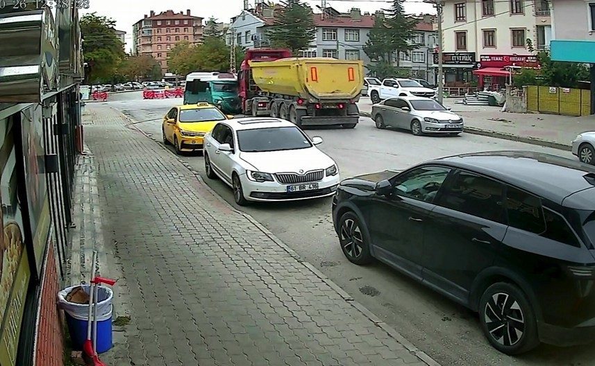 Konya’da hafriyat kamyonuyla çarpışan minibüsteki 10 kişi yaralandı. Kaza anı