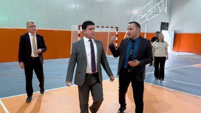 Hakkari Cumhuriyet İlk ve Ortaokulunda yapımı tamamlanan spor salonu öğrencilerin