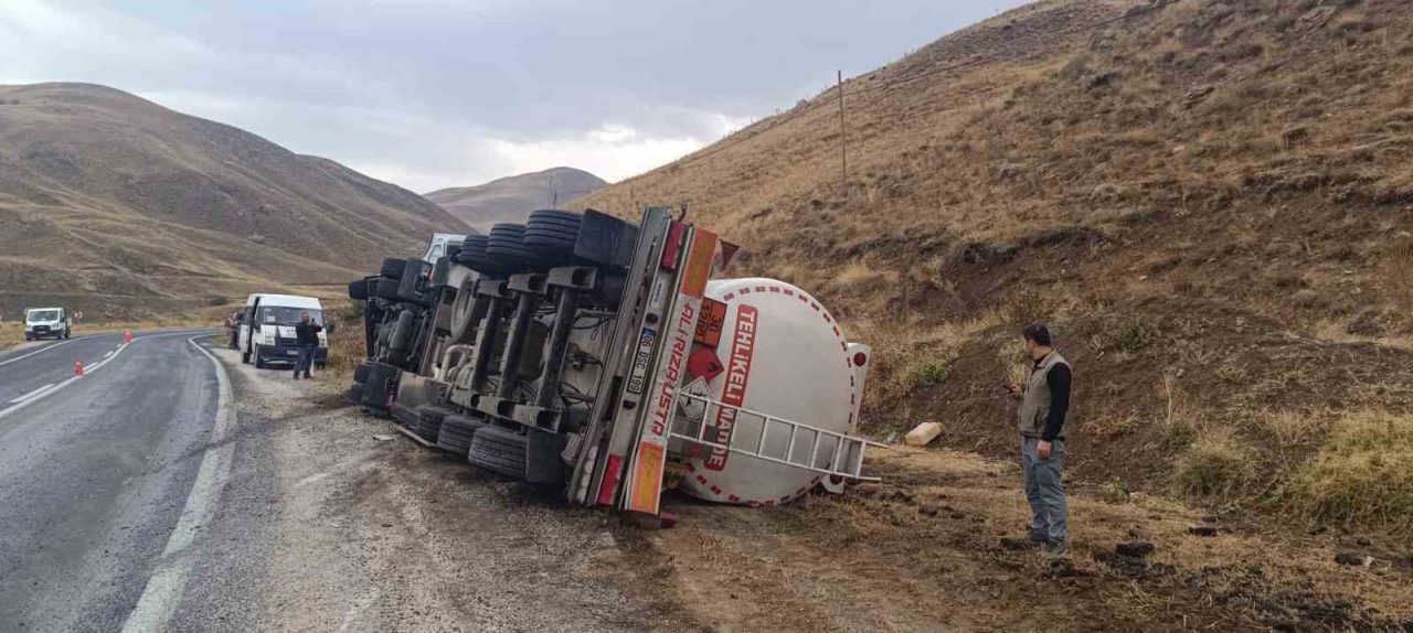Hakkari-Van kara yolunda Dikiltaş köyü yakınlarında yağışlı hava nedeniyle kontrolden