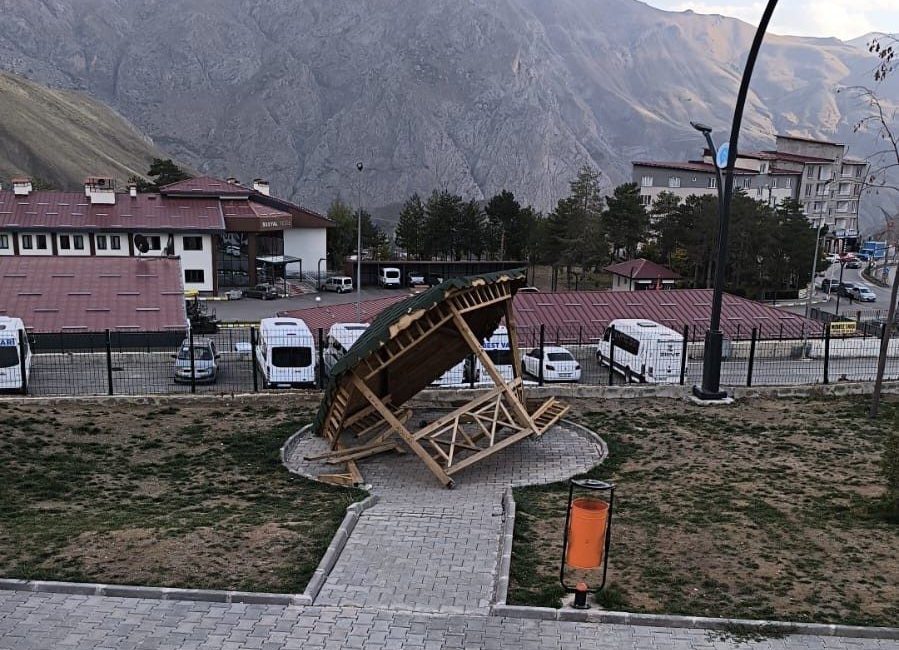 Hakkari’de Şehit Mehmet Ceyhan Caddesi üzerinde toplu taşıma araçlarının bulunduğu