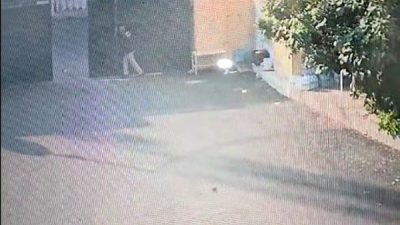 Gaziantep’in Nizip ilçesinde Fıstık Hali’nde yerinden çıkan kapı, hal bekçisinin