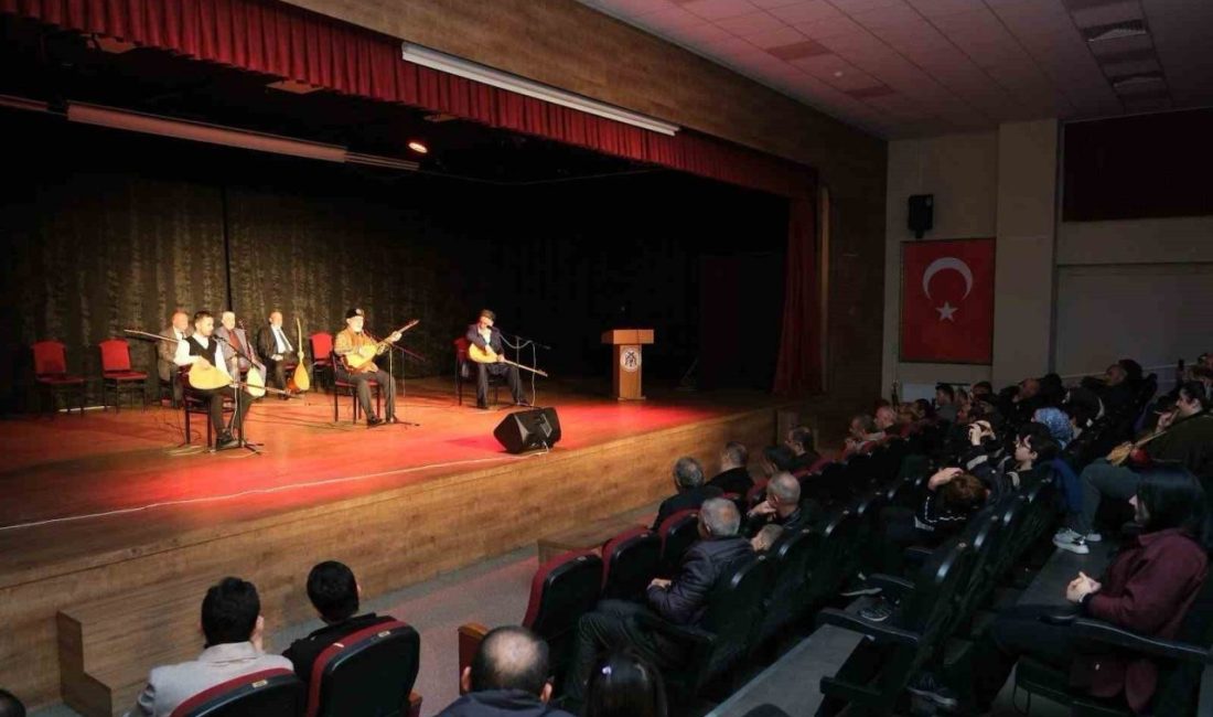 Erzincan Belediyesince düzenlenen “Aşıklar Gecesi” programında bir araya gelen halk