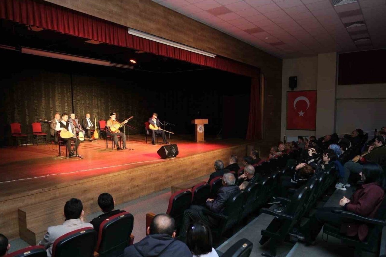 Erzincan Belediyesince düzenlenen “Aşıklar Gecesi” programında bir araya gelen halk