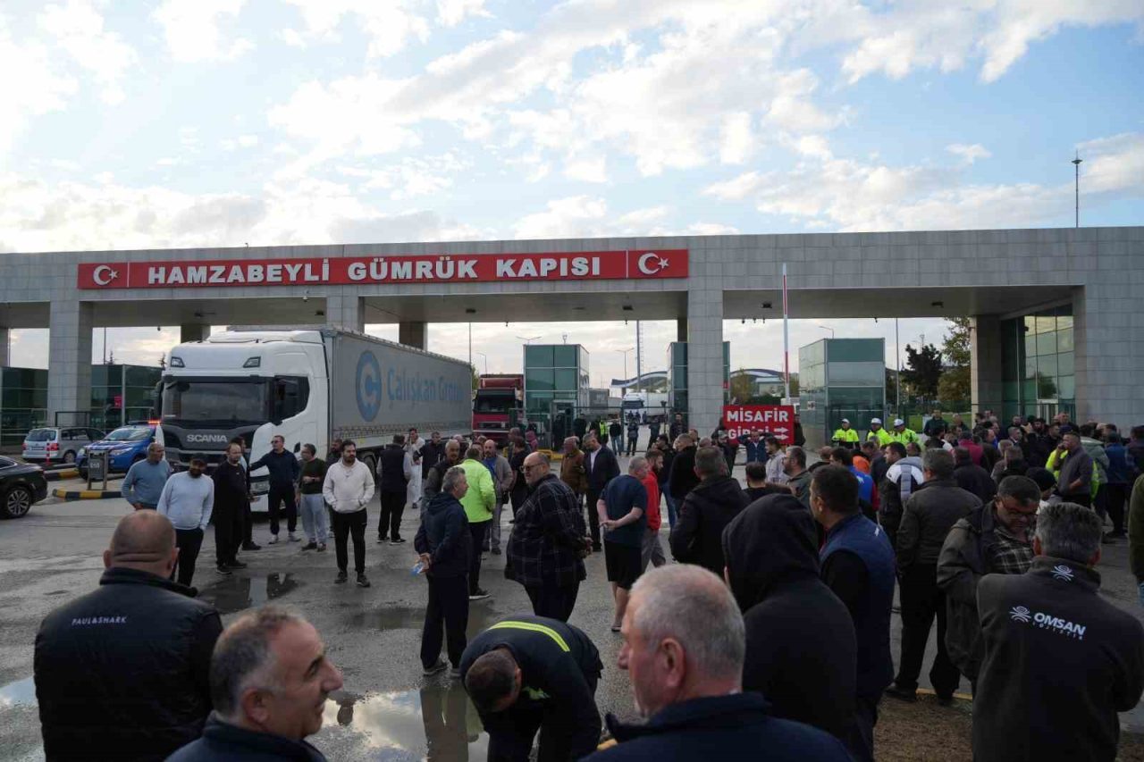 Edirne’nin Hamzabeyli Sınır Kapısı’nda tır şoförleri, geçiş belgesi alamadıkları gerekçesiyle