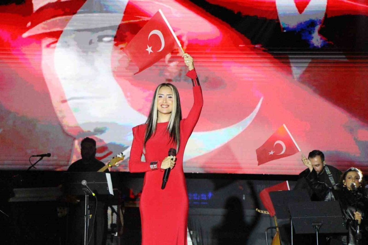 Türk pop müziğinin sevilen ismi Hande Ünsal Amasya’da konser verdi.