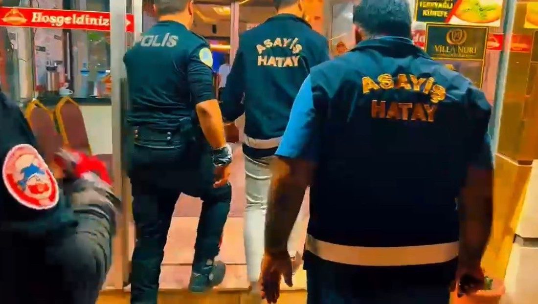 Hatay genelinde polis ekiplerince gerçekleştirilen asayiş denetimlerinde 54 umuma açık