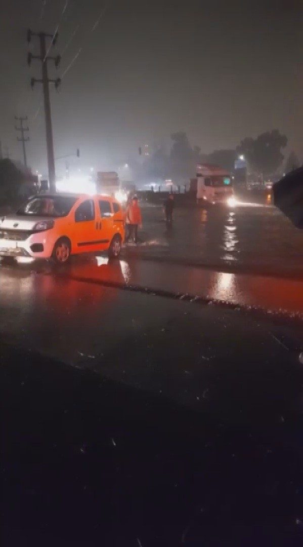 Hatay’ın Dörtyol ve Payas ilçelerinde etkili olan sağanak yağışla birlikte