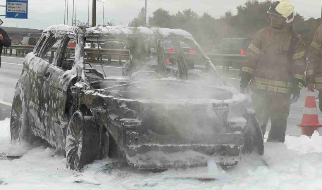 İstanbul’da havalimanı yolunda motor kısmından alev alan lüks otomobil, kısa