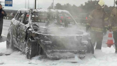 İstanbul’da havalimanı yolunda motor kısmından alev alan lüks otomobil, kısa