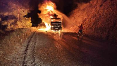 Balıkesir’in Havran ilçesinde seyir halindeyken alev alan kamyon, itfaiye ve