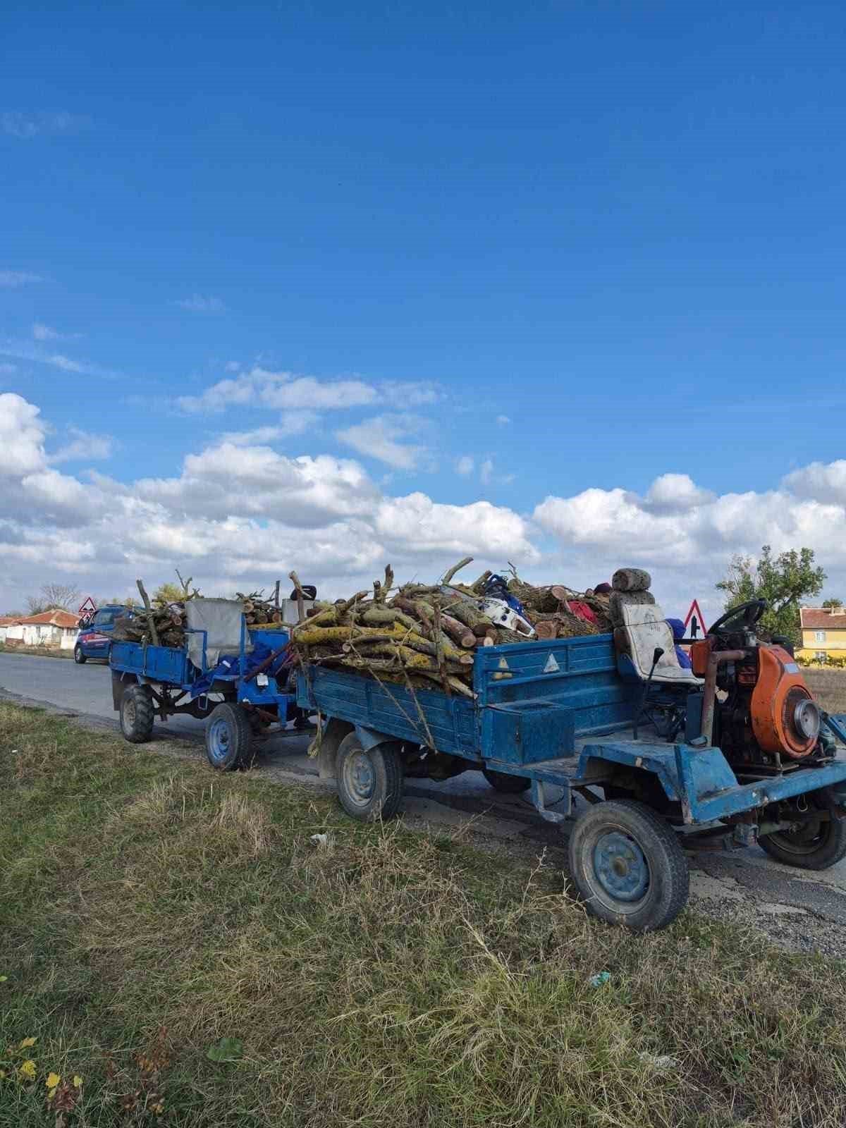 Edirne’nin Uzunköprü ilçesinde Hazine arazisinden kestikleri odunları patpat olarak bilinen