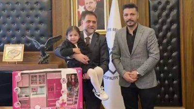 Erzurum’da her akşam evlerinin önünden geçen belediye temizlik ekiplerini balkondan