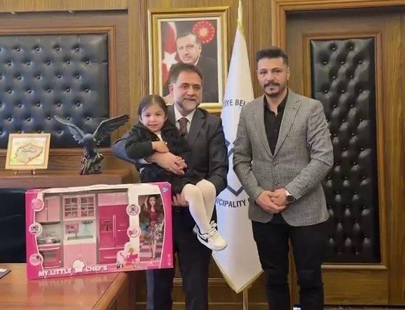 Erzurum’da her akşam evlerinin önünden geçen belediye temizlik ekiplerini balkondan