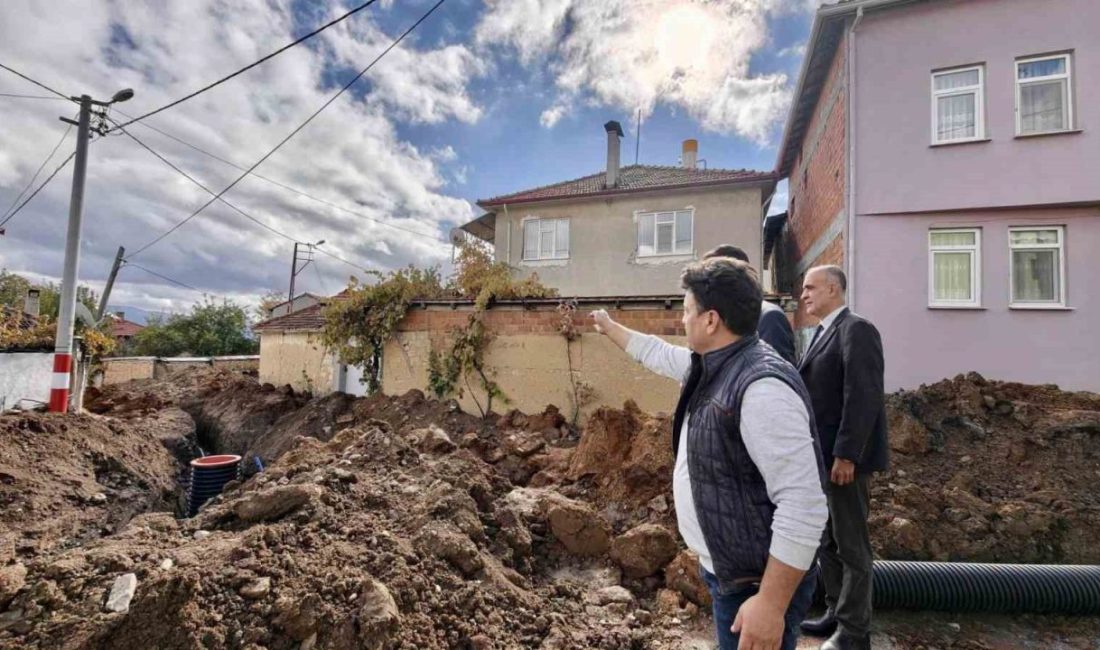 Hisarcık Kaymakamı Erkan Atam, Alınören Köyü’nde devam eden altyapı çalışmalarını