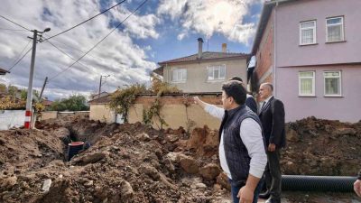 Hisarcık Kaymakamı Erkan Atam, Alınören Köyü’nde devam eden altyapı çalışmalarını
