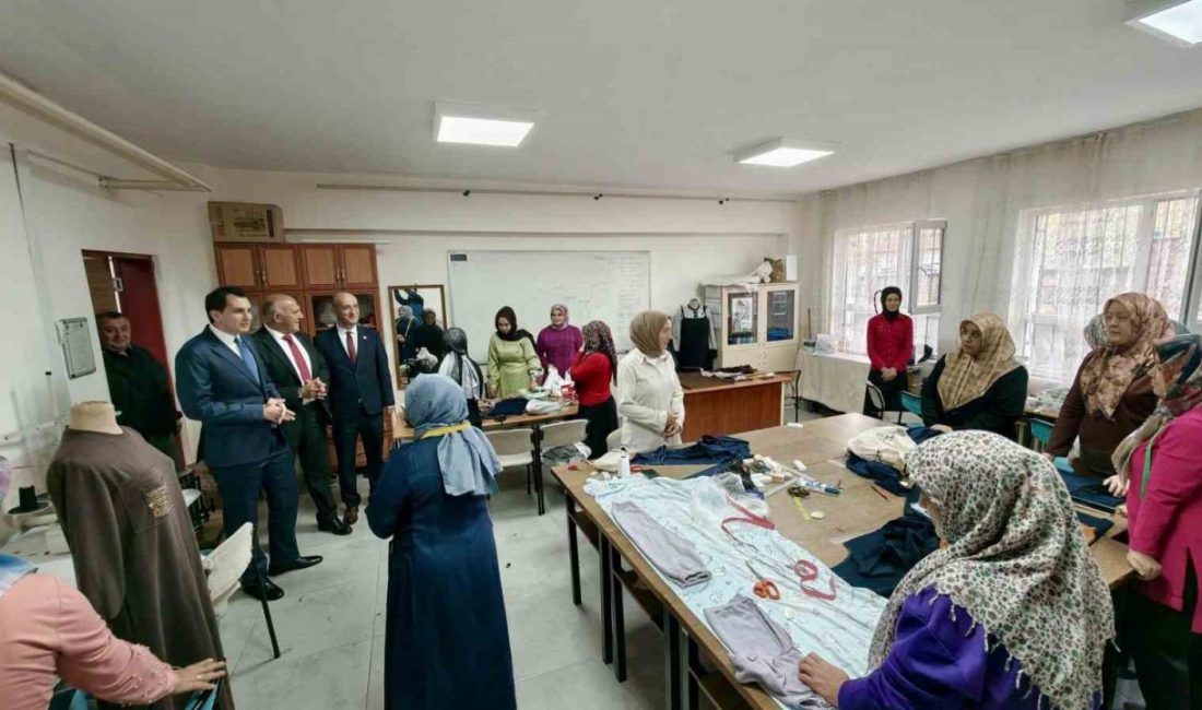 Hisarcık Kaymakamı Erkan Atam, Halk Eğitimi Merkezi bünyesinde devam eden