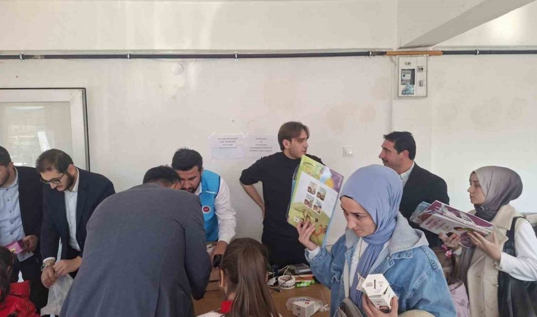 Kütahya’nın Hisarcık ilçesinde düzenlenen kitap fuarı, vatandaşları ve öğrencileri kitaplarla