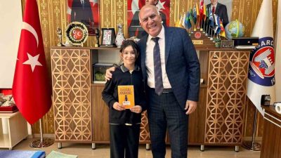 Hisarcık Belediye Başkanı Mustafa Demirtaş, kitap okumayı alışkanlık haline getiren