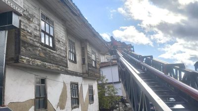 Kütahya’nın Hisarcık ilçesinde belediye itfaiye ekipleri, metruk binalarda tehlike oluşturan