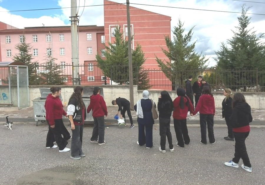 Kütahya’nın Hisarcık ilçesinde öğrenciler, sokak hayvanlarını besleme etkinliğiyle hayvan sevgisi