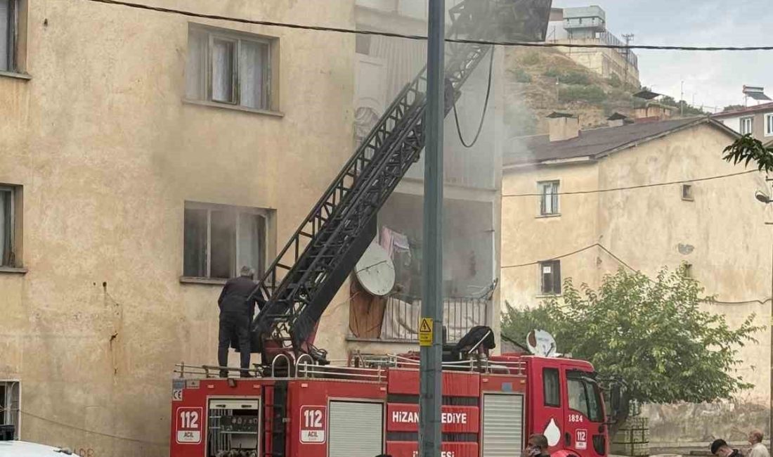Bitlis’in Hizan ilçesinde bir evde çıkan yangın paniğe neden oldu.