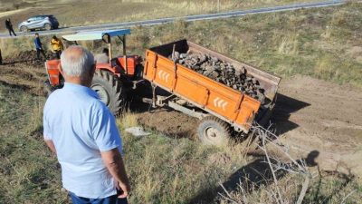 YOZGAT (İHA) – Yozgat’ta 80 yaşındaki Ali Yeşildağ, gittiği köylerde