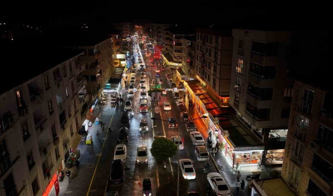 Iğdır’da Cumhuriyet’in 103’üncü yılı dolayısıyla düzenlenen konvoya vatandaşlar yoğun katılım