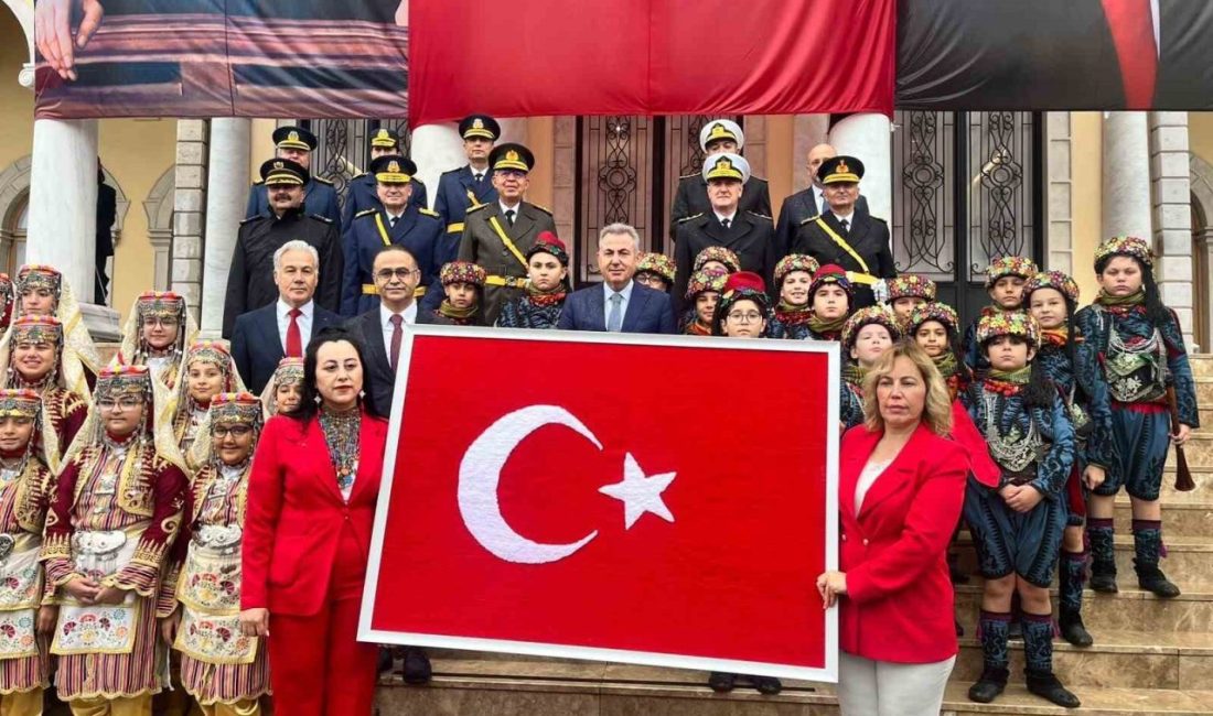 İzmir’de Cumhuriyet’in 103. kuruluş yıl dönümü etkinlikleri kapsamında dokunan Türk