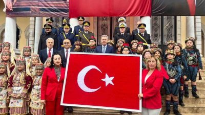 İzmir’de Cumhuriyet’in 103. kuruluş yıl dönümü etkinlikleri kapsamında dokunan Türk