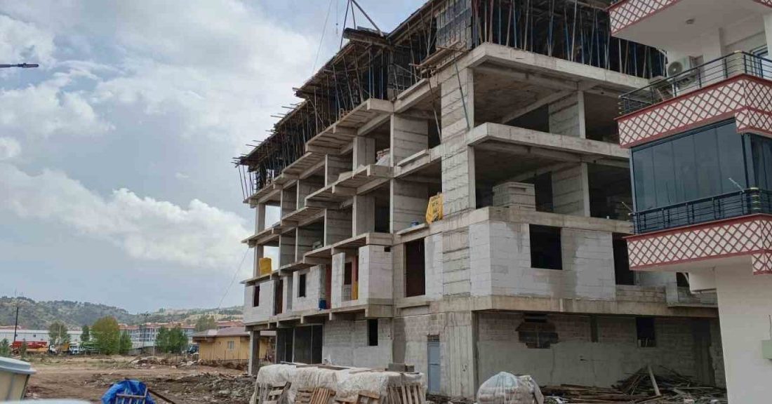 Adıyaman’ın Gölbaşı ilçesinde inşaattan düşen işçi ağır yaralandı. Edinilen bilgiye