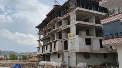 Adıyaman’ın Gölbaşı ilçesinde inşaattan düşen işçi ağır yaralandı. Edinilen bilgiye