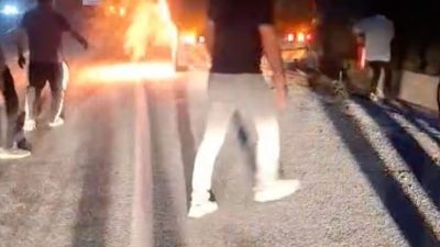 Antalya’nın Manavgat ilçesinde odun yüklü kamyon, balataların ısınması nedeniyle tekerlerinden