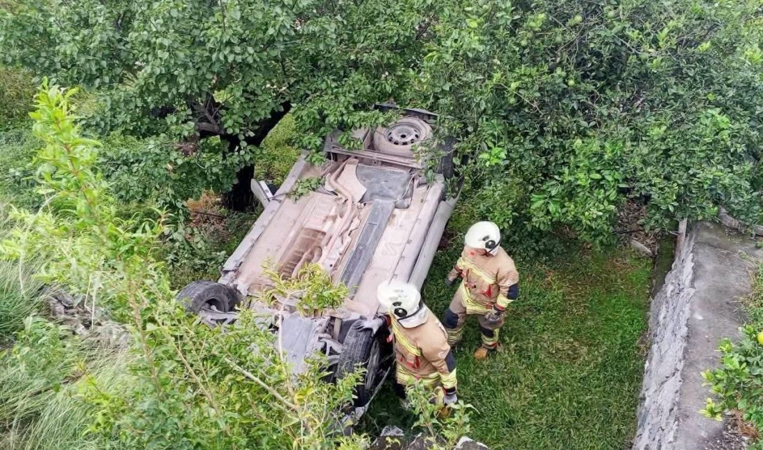 Hatay’da sürücüsünün kontrolünü kaybetmesiyle bahçeye uçarak ters dönen otomobildeki 2