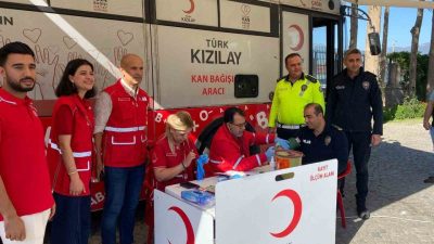 Gaziantep’in İslahiye ilçesinde emniyet müdürü ve emniyet personeli, Türk Kızılay’a
