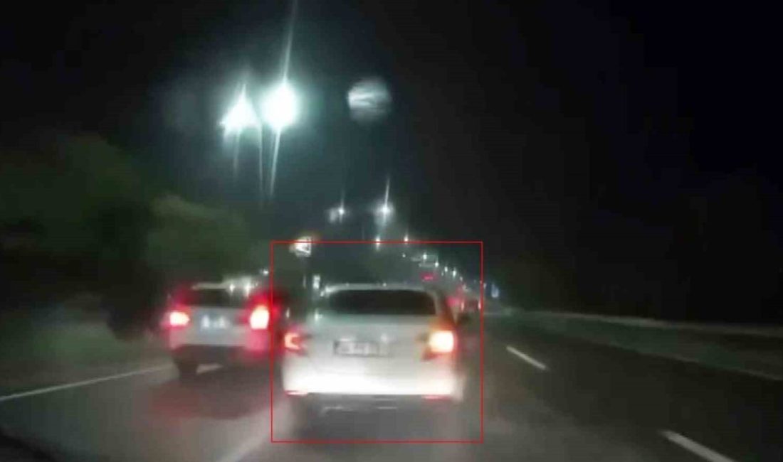 Elazığ’da sağanak yağıştan dolayı ıslanan yolda makas atan otomobil kameralara