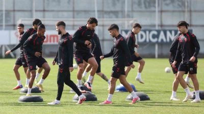 Sivasspor Teknik Direktörü İsmet Taşdemir, sakat oyuncuların takıma dönmesiyle rekabetin