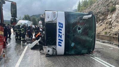 Isparta-Antalya kara yolunda yolcu otobüsünün devrilmesi sonucu meydana gelen kazada