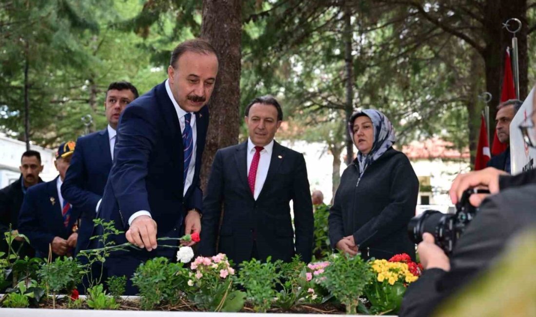 Isparta’da Cumhuriyet’in 103. kuruluş yıldönümü kutlamaları çelenk töreniyle başladı. 15
