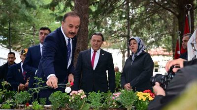 Isparta’da Cumhuriyet’in 103. kuruluş yıldönümü kutlamaları çelenk töreniyle başladı. 15