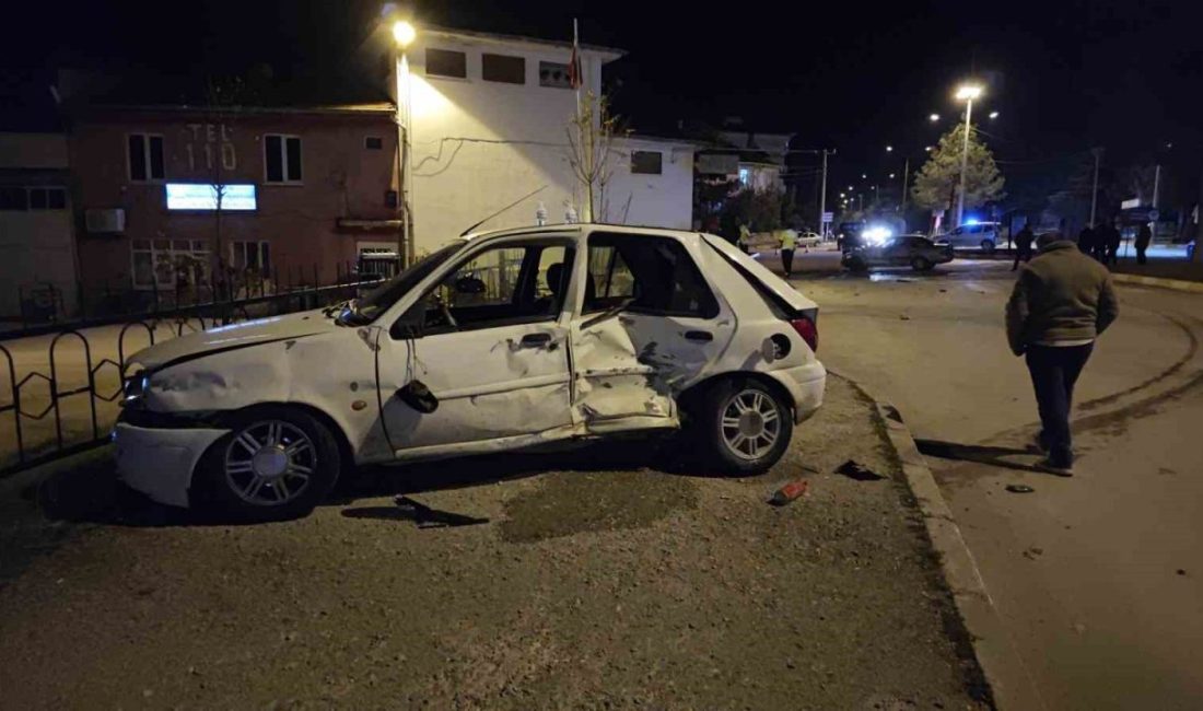 Isparta’nın Yalvaç ilçesinde iki otomobilin çarpışması sonucu 3 kişi yaralandı.