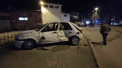Isparta’nın Yalvaç ilçesinde iki otomobilin çarpışması sonucu 3 kişi yaralandı.