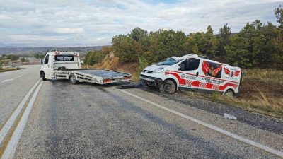 Isparta’nın Yalvaç ilçesinde özel cenaze nakil aracının şarampole devrilmesi sonucu