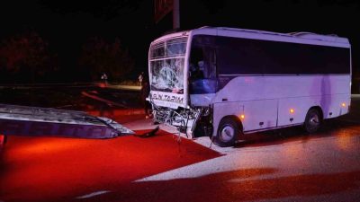 Isparta’nın Keçiborlu ilçesinde tarım işçilerini taşıyan midibüs ile tırın çarpışması